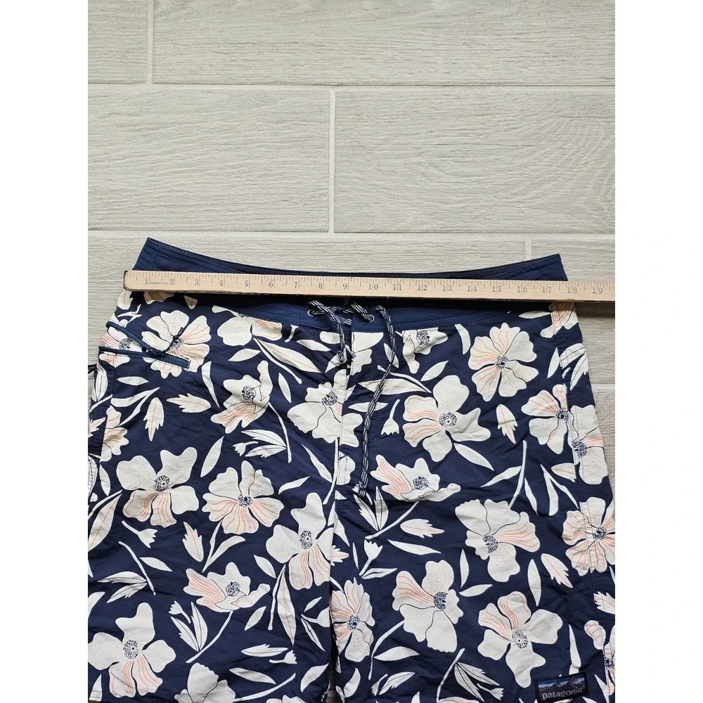 Patagonia Wavefarer Boardshorts Mens 19in Navy Floral Swim Trunks Size 34